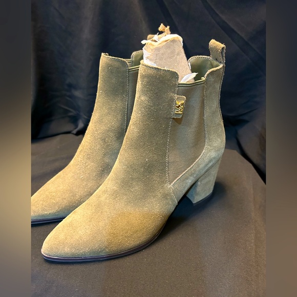 MICHAEL Michael Kors Women's Maris Bootie Suede in Beautiful Olive size 5 - Picture 1 of 7